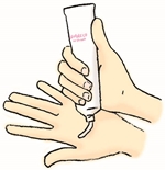 ②クレンジングクリームを取り出し、手のひら・指先まで全体にひろげます。